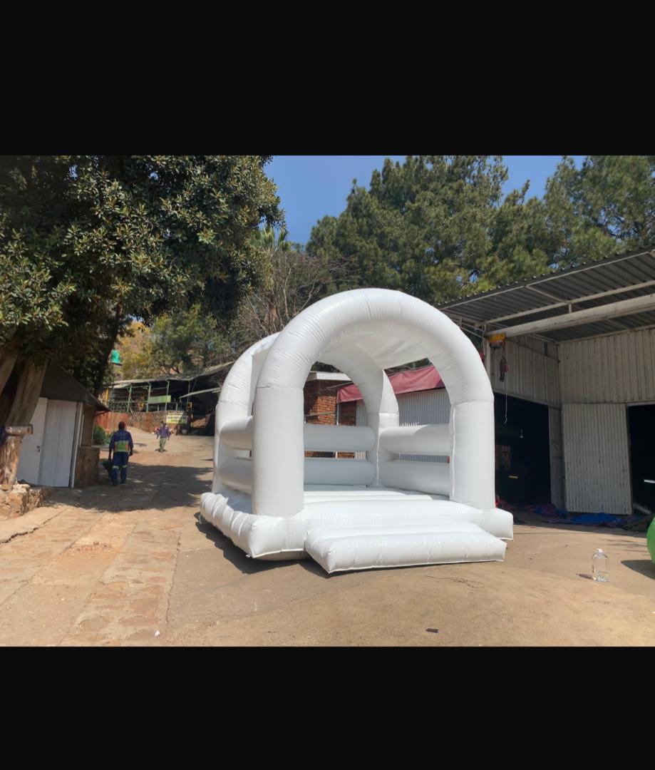 3.75x4m White Castle with Roof